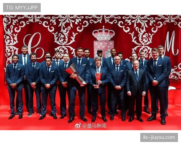 欧冠奖杯巡展抵达马德里,吸引数万球迷参观 欧冠奖杯巡展抵达马德里,吸引数万球迷参观