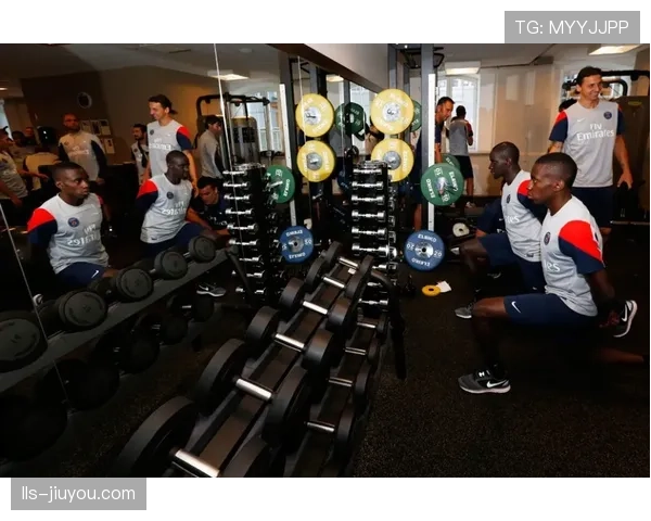 赛前动态：巴黎圣日耳曼训练课重点演练5-3-2防守阵型