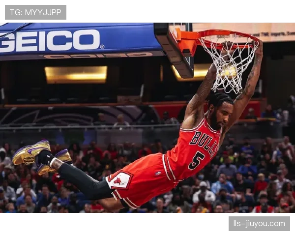 特写:季后赛门票争夺战,公牛后卫卡鲁索血洒赛场后带伤返场 特写:季后赛门票争夺战,公牛后卫卡鲁索血洒赛场后带伤返场